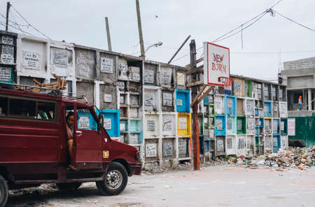 NAVOTAS, MANILA. 6 JUNE 2018. Navotas is a town in the city of Manila in the Philippines, where people live among the graves of the dead, it is a cemetery town.のeditorial素材