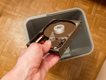 discarding a computer hard drive, the concept of obsolescence of computer components, the evolution...