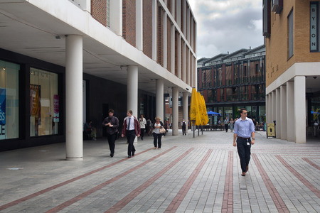 EXETER, UK, 11 July 2016: People in the shopping and business center of the city. Exeterのeditorial素材