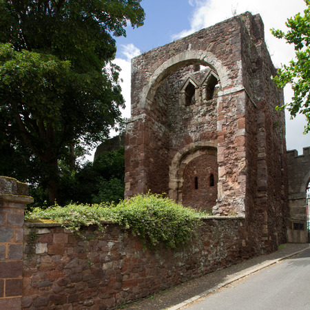 EXETER, DEVON, UK, 11.07.2016: gatehouse was built by William the Conqueror. Part of the Norman Castle of Rougemontのeditorial素材