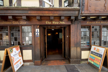 EXETER, DEVON, UK, 22 July, 2016: Entrance to the old pub Ship Innのeditorial素材