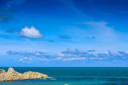 Lee Bay on the north coast of Devon. A group of kayakers are sailing away from the cliff. Englandの写真素材