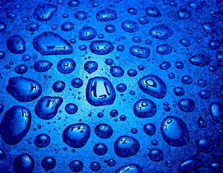 WATER DROPLETS WITH REFLECTION OF H20 SYMBOLの写真素材
