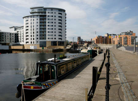 CANAL BARGE MOORED AT CLARENCE DOCK ON THE LEEDS LIVERPOOL SHIP CANAL NEXT TO THE ROYAL ARMOURIES MUSEUM LEEDSのeditorial素材