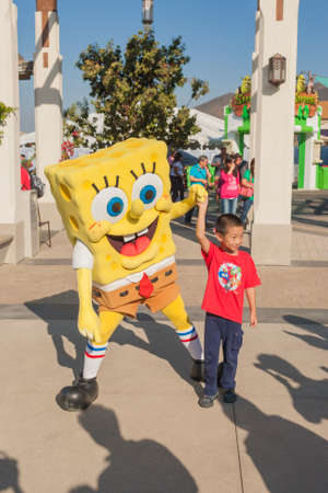 Los Angeles-USA, October, 3: Cartoon Character Sponge Bob Playing with Little Asian Boy at Universal Studios in Los Angeles, California in October, 3, 2013, United Statesのeditorial素材