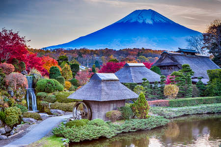 Sanboin Garden Old Village Area Established by Shokaku During Kamakura Period in Front of Japanese Fuji Mountain in Background During Red Maples Trees in Japan. Horizontal Imageのeditorial素材