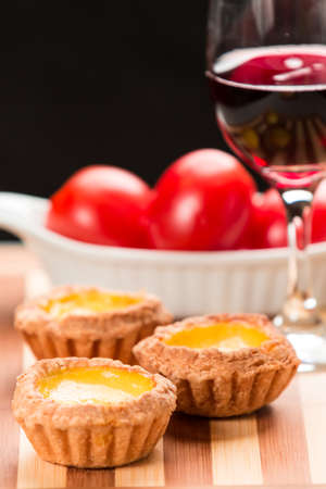 ustard tarts derived from the Portuguese pastry were introduced in Hong Kong in the 1940s by cha chaan tengs via the Portuguese colony of Macauの写真素材