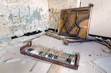 An old abandoned grand piano,with broken keys,  in an abandoned building. Exploring urban decay.のeditorial素材