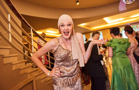 10/10/2018 london, england, Vintage retro Great gatsby girls dancing in formation , throwback retro dancing, nostalgic sexy girls. art deco building.のeditorial素材