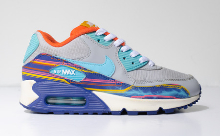 london, englabnd, 05/08/2018 Nike Air Max 90 Grey Clearwater Gold LIMITED EDITION. Nike air max retro classic sneaker trainers. Nike sport and street wear fashionable athletic apparel. Isolated nikes.のeditorial素材