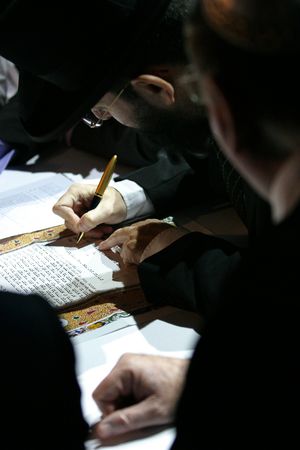 rabbi sign Jewish marriage contractの写真素材