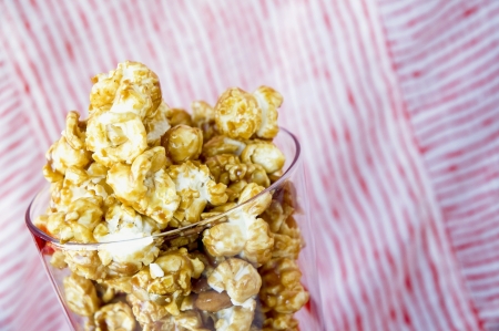 close up sweet popcorn in glassの写真素材