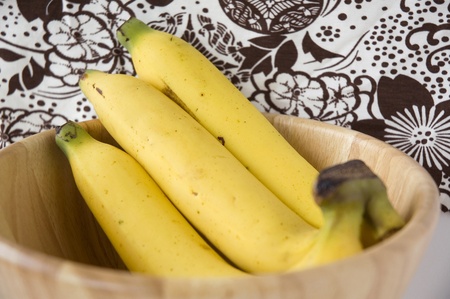 close up rip banana in wooden bowlの写真素材