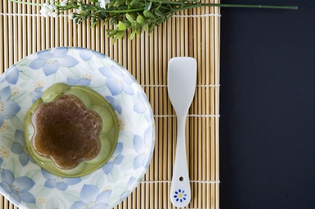 matcha green tea pudding serve on floral plateの写真素材