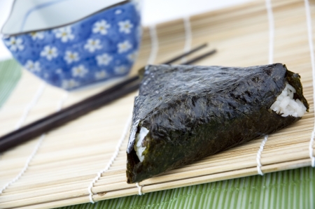 origini japanese rice ball on bamboo matの写真素材