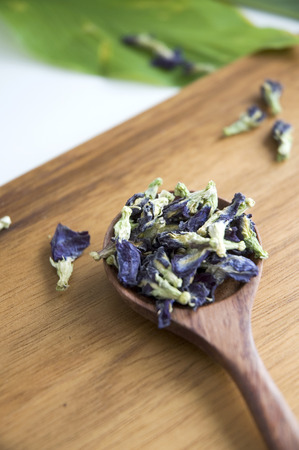 close up dried pea flowers on spoonの写真素材