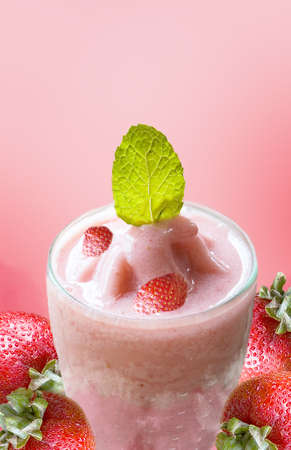 Close up fresh strawberry smoothie with fresh strawberry on pink background with copy spaceの写真素材
