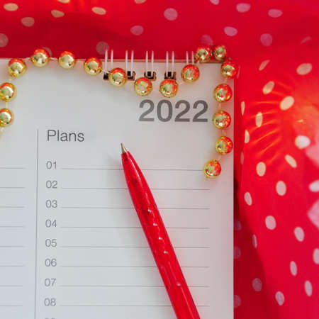 Close up pen point to blank plans list on year 2022 on red background in square size imageの写真素材