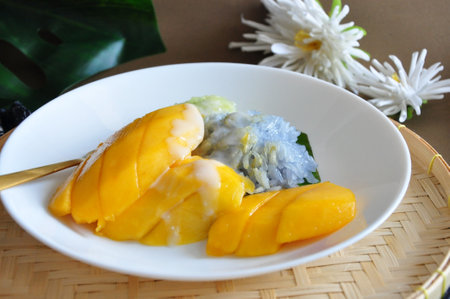 Close up Thai dessert dish mango sticky rice topping with coconut milkの写真素材
