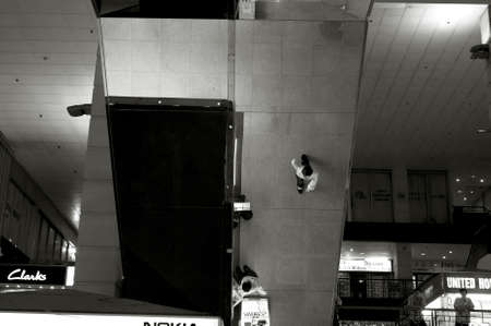 ORCHARD ROAD, SINGAPORE, JUNE 8 2009: Shoppers crisscross the lower level of a busy shopping mall on Orchard Road in Singapore.のeditorial素材