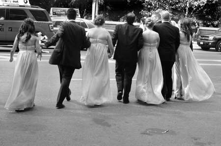 CENTRAL PARK SOUTH, NEW YORK, NY, USA, 27 JUNE 2010: A wedding party poses for group photo on Central Park South.のeditorial素材