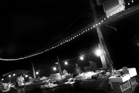MALIN NIGHT MARKET, PATONG, PHUKET, THAILAND, 29 DECEMBER 2013: Fruit vendors hawk their produce at the Malin Night Market.のeditorial素材