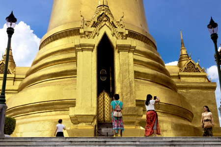 GRAND PALACE, BANGKOK, THAILAND, 26 SEPTEMBER 2014: Chinese tourists pose for holiday a snapshot under a large stupa at the Grand Palace in Bangkok.のeditorial素材