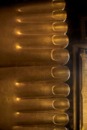 WAT PHO, BANGKOK, THAILAND, 26 SEPTEMBER 2014: Low angle view underthe feet and toes of Wat Pho\\のeditorial素材