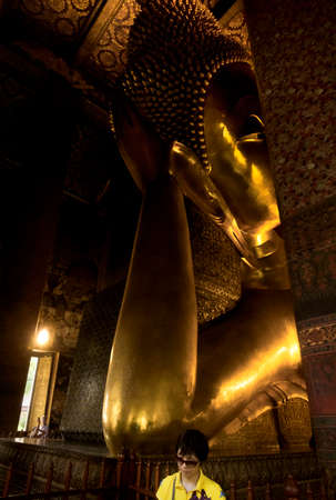 WAT PHO, BANGKOK, THAILAND, 26 SEPTEMBER 2014: A visitor from China stands under Wat Pho\\のeditorial素材