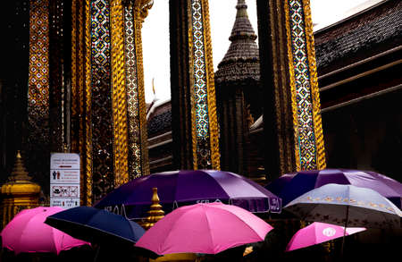 GRAND PALACE, BANGKOK, THAILAND, 26 SEPTEMBER 2014: A Chinese tour group uses umbrellas to shield against the hot sun at the Grand Palace in Bangkokのeditorial素材
