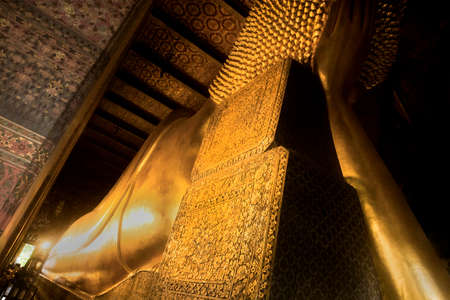 WAT PHO, BANGKOK, THAILAND, 26 SEPTEMBER 2014: Rear horizontal shot underneath Wat Pho\\のeditorial素材