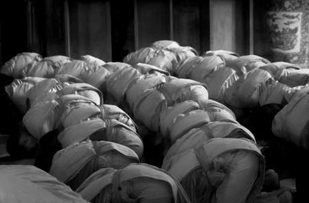 GOLDEN BUDDHA TEMPLE, BANGKOK, THAILAND, 28 SEPTEMBER 2014: A group of novice monks from the Meditation Education Training Treatment Academy (METTA) in India prostrate themselves in front of the Golden Buddha during a visitのeditorial素材