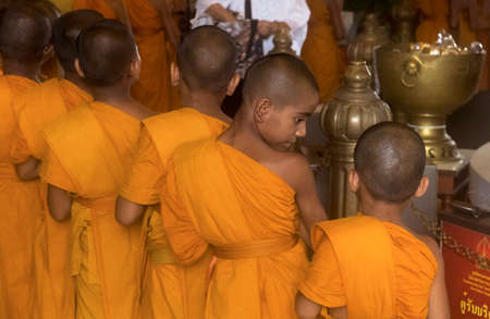 GOLDEN BUDDHA TEMPLE, BANGKOK, THAILAND, 28 SEPTEMBER 2014: A group of novice monks from the Meditation Education Training Treatment Academy (METTA) in India pray to the Golden Buddha during a visitのeditorial素材