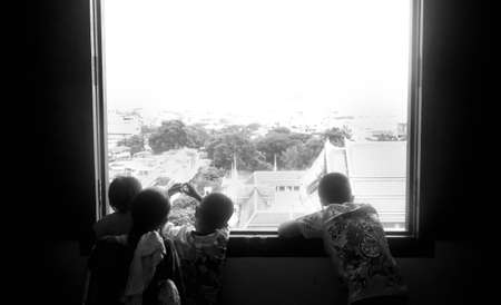 TEMPLE OF THE GOLDEN MT., BANGKOK, THAILAND, 28 SEPTEMBER 2014: A mother and her sons look out over Bangkok from the top of the Golden Mt. Templeのeditorial素材