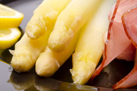 Asparagus, ham and sauce hollandaiseの写真素材