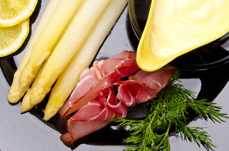 Asparagus, ham and sauce hollandaiseの写真素材