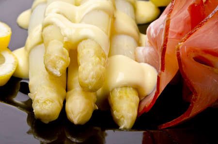 Asparagus, ham and sauce hollandaiseの写真素材