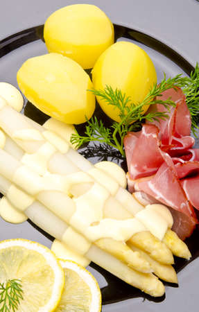 Asparagus, ham and sauce hollandaiseの写真素材