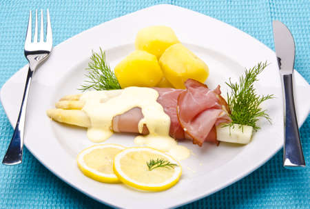 Asparagus, ham and sauce hollandaiseの写真素材