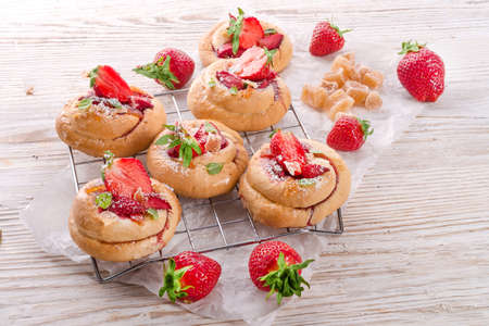Almond cakes with vanilla and strawberriesの写真素材