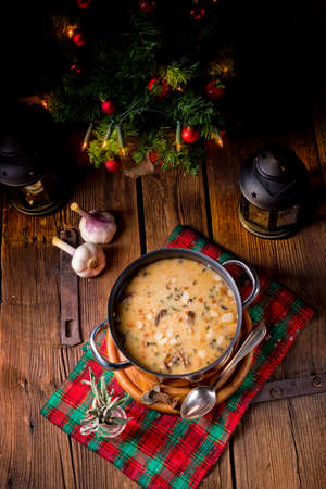 weihnachtliche Steinpilz-Walnuss Suppeの写真素材