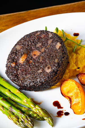 Black pudding with green asparagus and fried apple