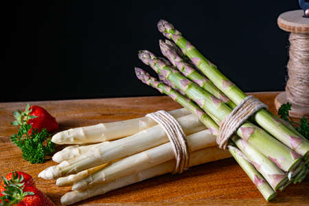 Green and white asparagus on the tableの写真素材