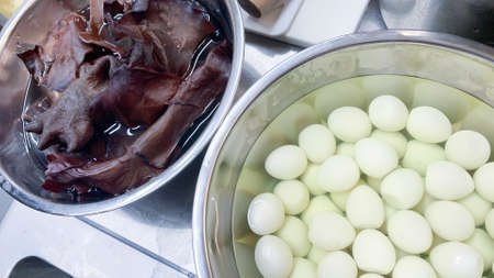 Peeled and boiled quail eggsの写真素材