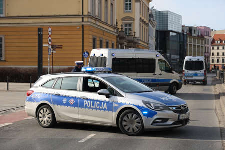 Wroclaw, Poland, 07/11/2017 Police car driving on signals during a rescue operation.のeditorial素材