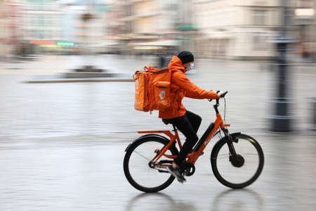 The takeout delivery service bike rides to the customer.のeditorial素材