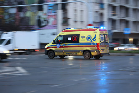 An ambulance at an intersection goes to an emergency in an emergency.のeditorial素材