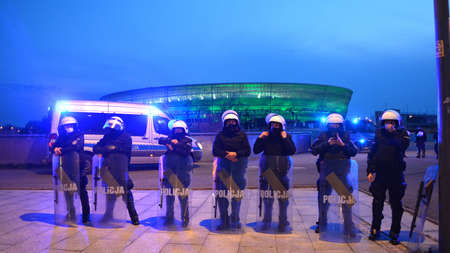 04.30.2021 wroclaw, poland, The Polish police during the securing of the football games of the ÅlÄsk WrocÅaw club.のeditorial素材