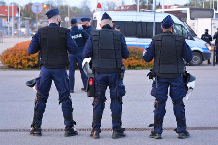 04.30.2021 wroclaw, poland, The Polish police during the securing of the football games of the ÅlÄsk WrocÅaw club.のeditorial素材