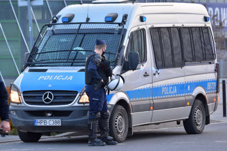 04.30.2021 wroclaw, poland, The Polish police during the securing of the football games of the ÅlÄsk WrocÅaw club.のeditorial素材